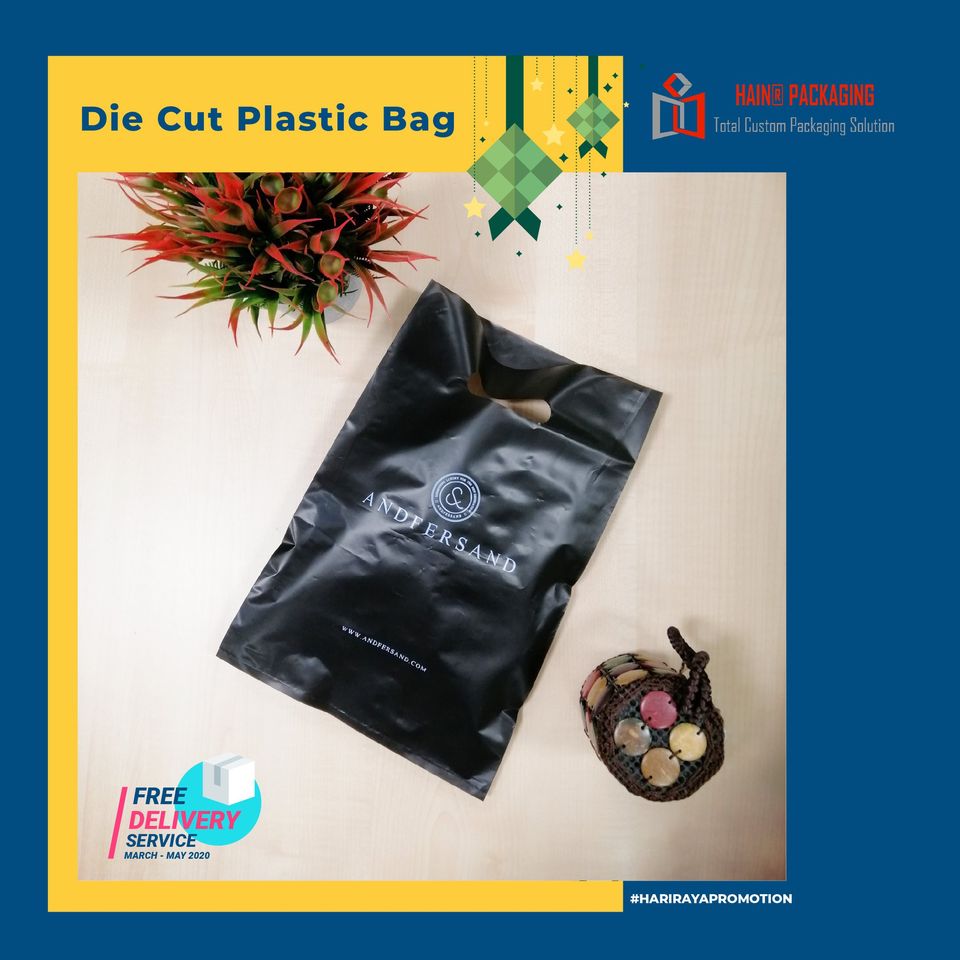 Beg plastik die hitam dengan logo